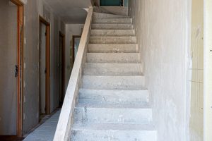 Réalisation d'un escalier en béton. Maçon à Saint-Rémy-de-Provence réalisant des travaux de maçonnerie